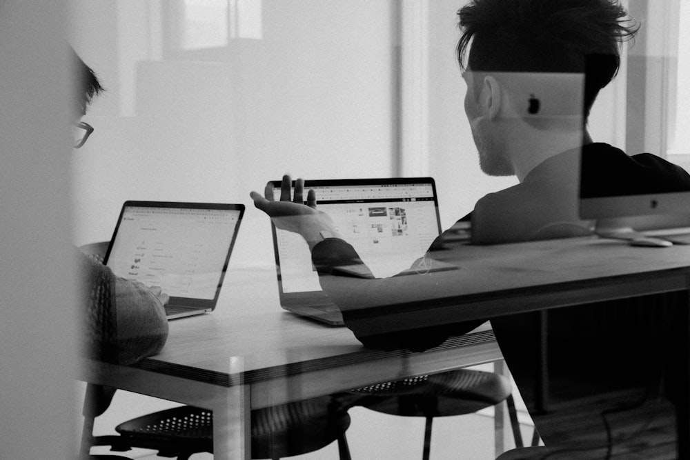 Consultanți lucrând la un plan de transformare digitală