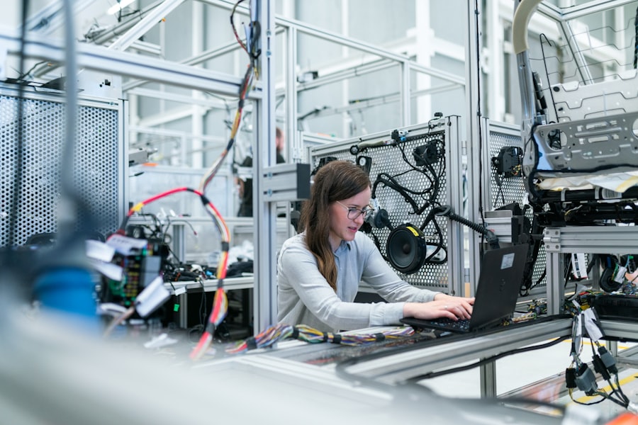 Inginer lucrând într-un laborator tehnologic