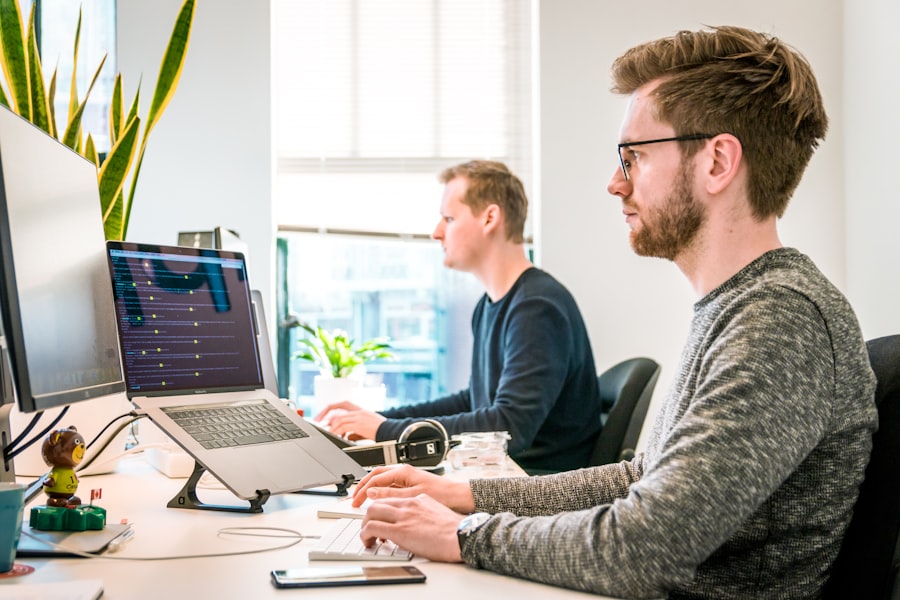 Echipă software lucrând la integrare